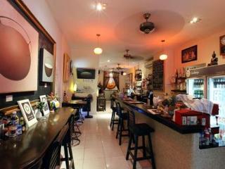 Bodega Phuket Patong (Adults Only) Hostel Buitenkant foto