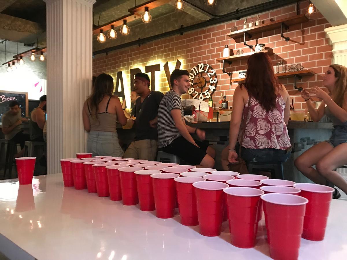 Bodega Phuket Patong (Adults Only) Hostel Buitenkant foto